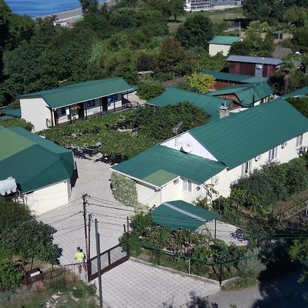 Kiwi Hotel Pizunda Exterior photo